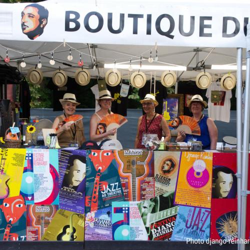 Les bénévoles sympas de la boutique du Festival