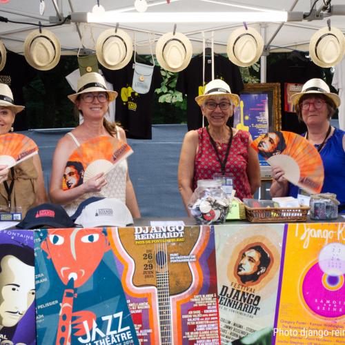 Les bénévoles sympas de la boutique du Festival